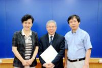 Prof. Chan Wai-yee (middle) and Prof. Chen Zijiang (left)